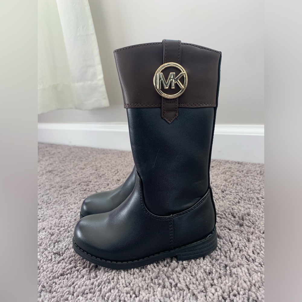 Michael Kors Emma Kelly T- size 6